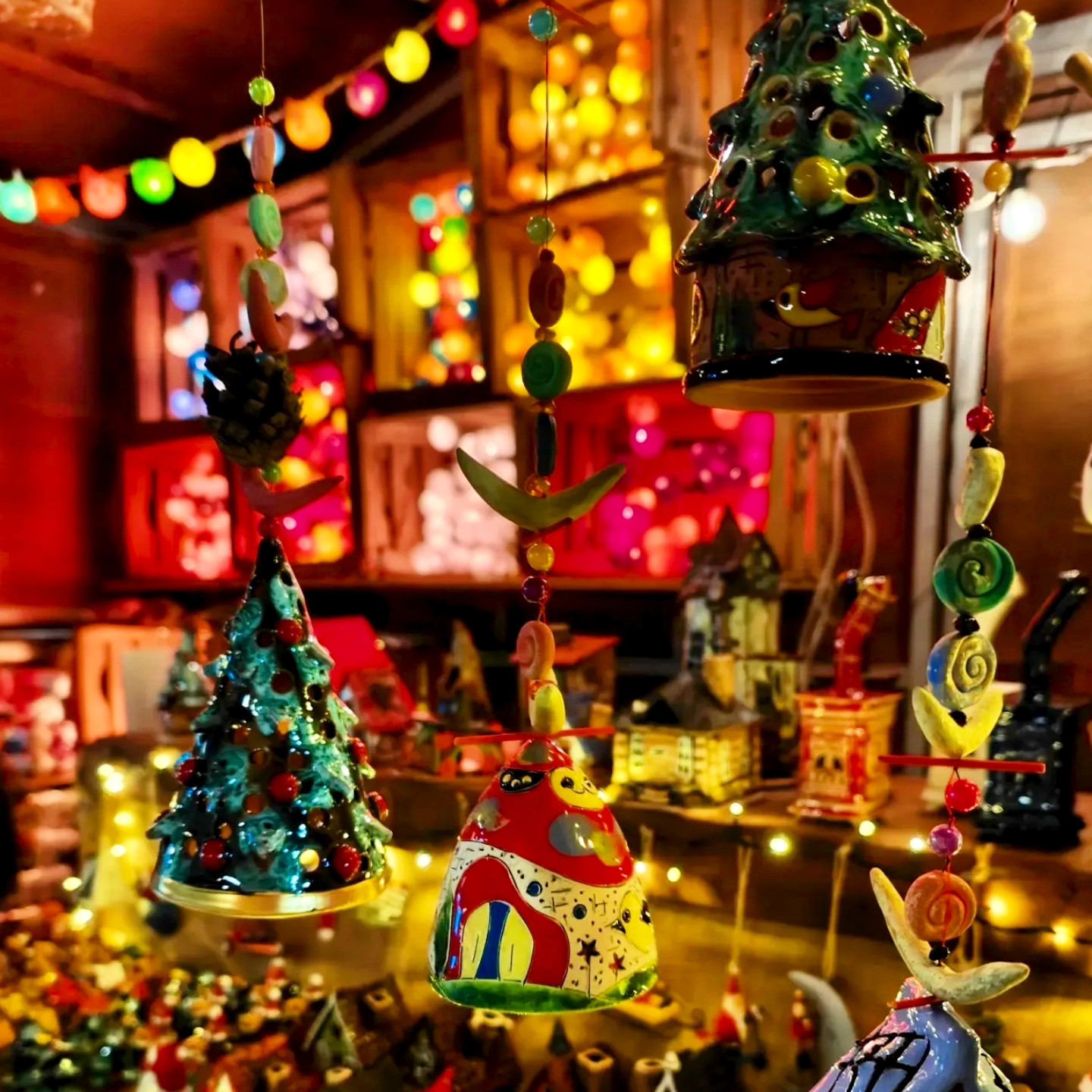 Un cop acabats els mercats de Nadal, pots seguir comprant a la nostra web Kreart.cat!
Productes de Nadal, Ceràmica, Ornaments, Decoració i llums LED. 

#kreart #ornaments #llums #led #penjolls #fet #ma #ceramica #metall #fusta #vidre #mercats #parada #nadal #decoracio #etsy #interior #calid #avets #mercat #fetama #parenoel #mataro #catalunya #handmade #parada #paradeta #santa #penjoll #metall #figura #nadal #2024